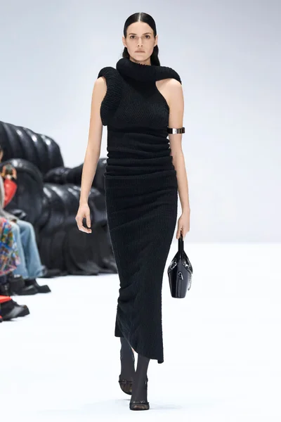 Look 16